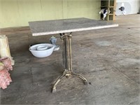 Table à dessus de marbre base en métal