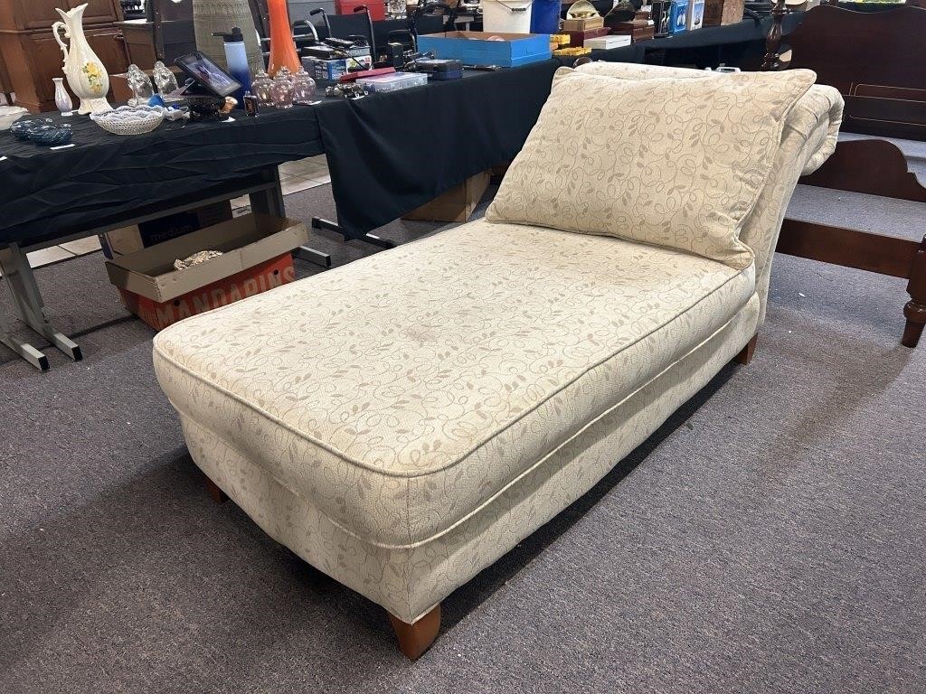 Chaise Lounge In Good Condition