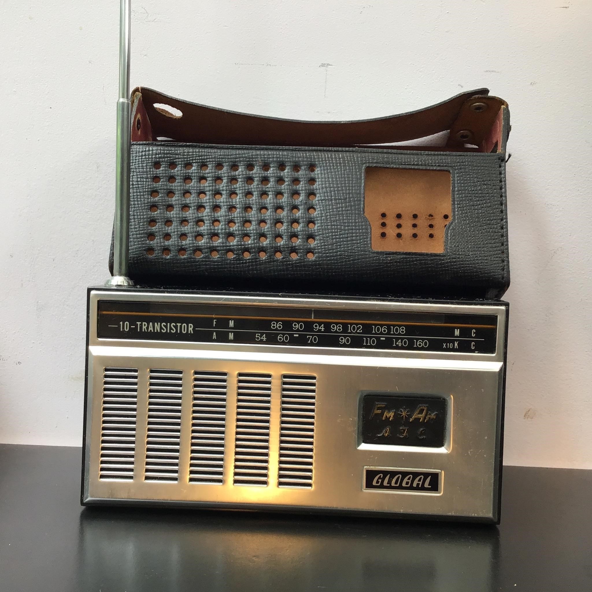 VINTAGE AM FM TRANSISTOR RADIO W CASE