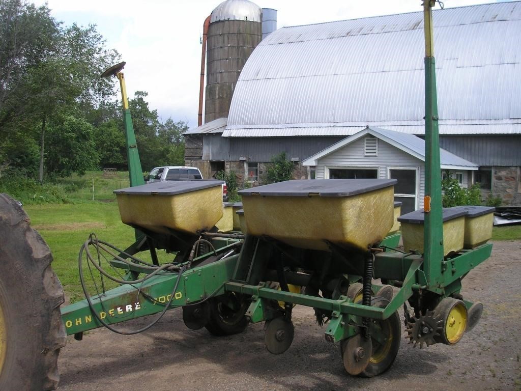 JOHN DEERE 7000 4 RW PLANTER w/ TRASH WHIPS