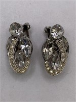 VINTAGE WEISS GLAS STONE CLIP ON EARRINGS