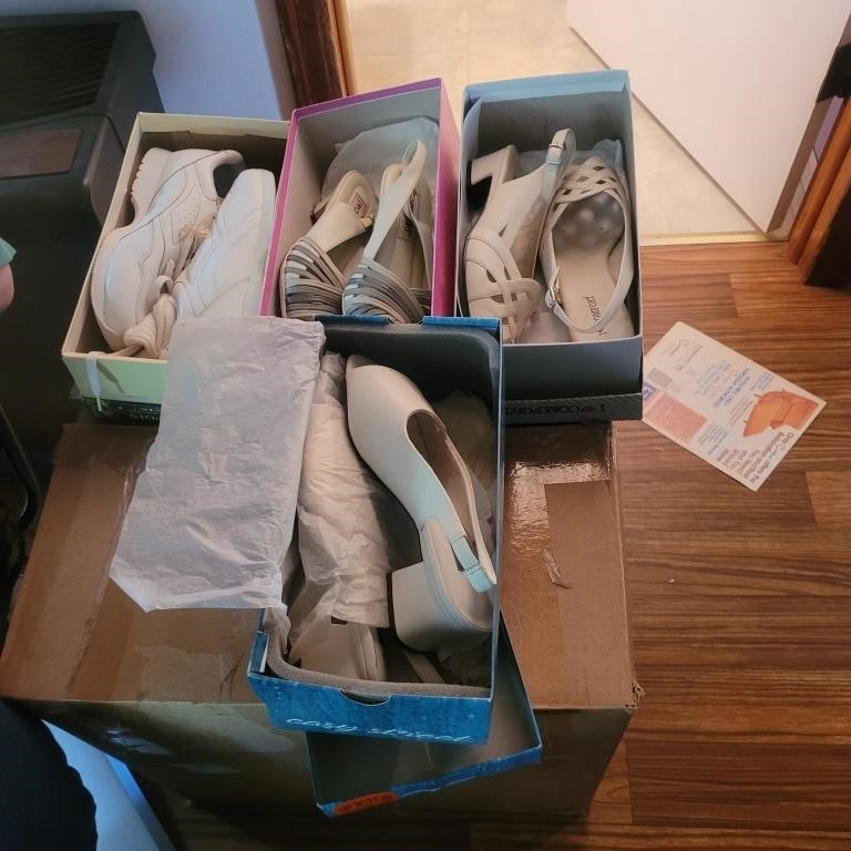 4 pairs womens shoes -size 9w