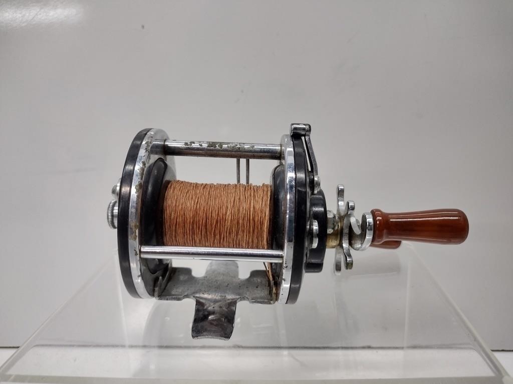 Vintage Penn Peer Fishing Reel