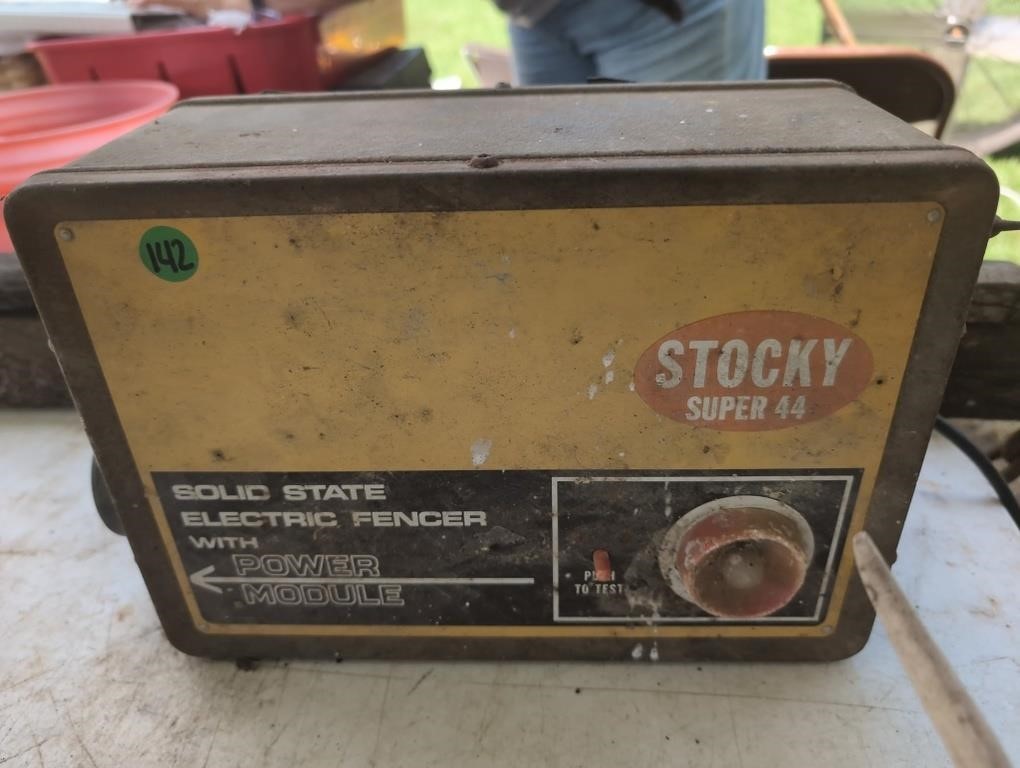 Stocky super 44 electric fencer