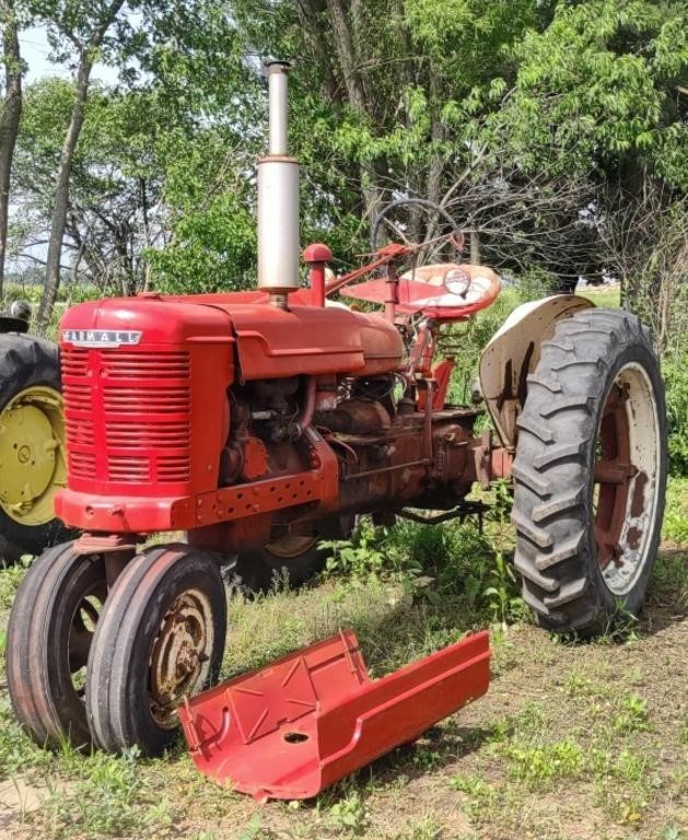 (T) 1952 Farmall H Row Crop Tractor