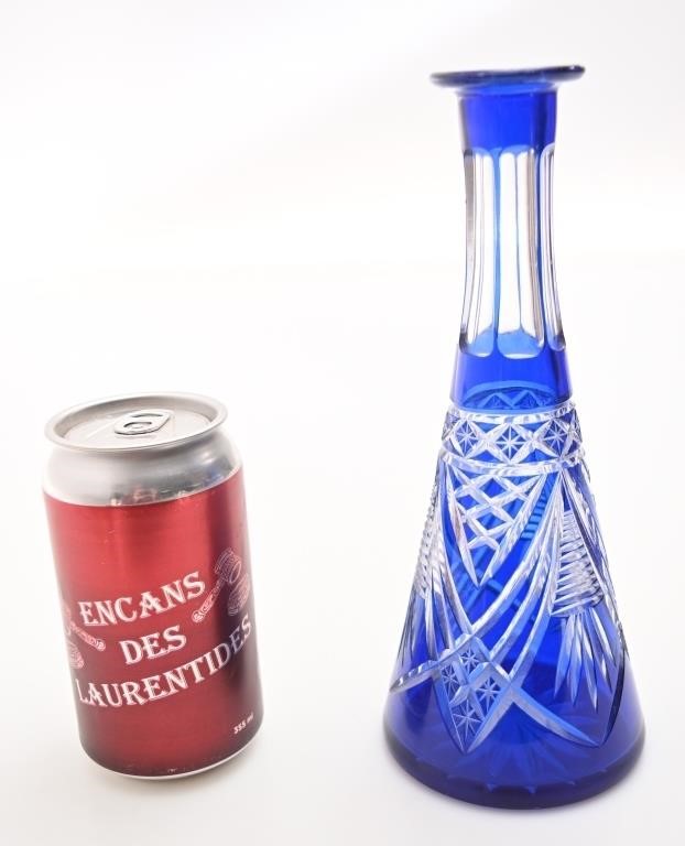 *Vase en verre bleu cobalt, ciselé
