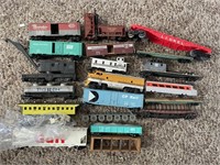 LOT OF VINTAGE TRAIN MODELS AND PARTS