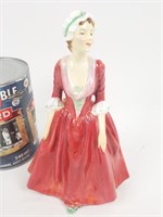 Statuette de femme à la rode en porcelaine*