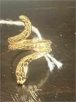 GOLD TONE LADIES RING - SIZE 7