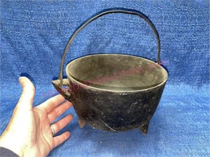 Ant. 1800's cast iron 3-leg bean pot (med sz)
