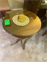 Round end-table cherry w glass top