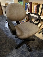 Cloth desk chair on rollers