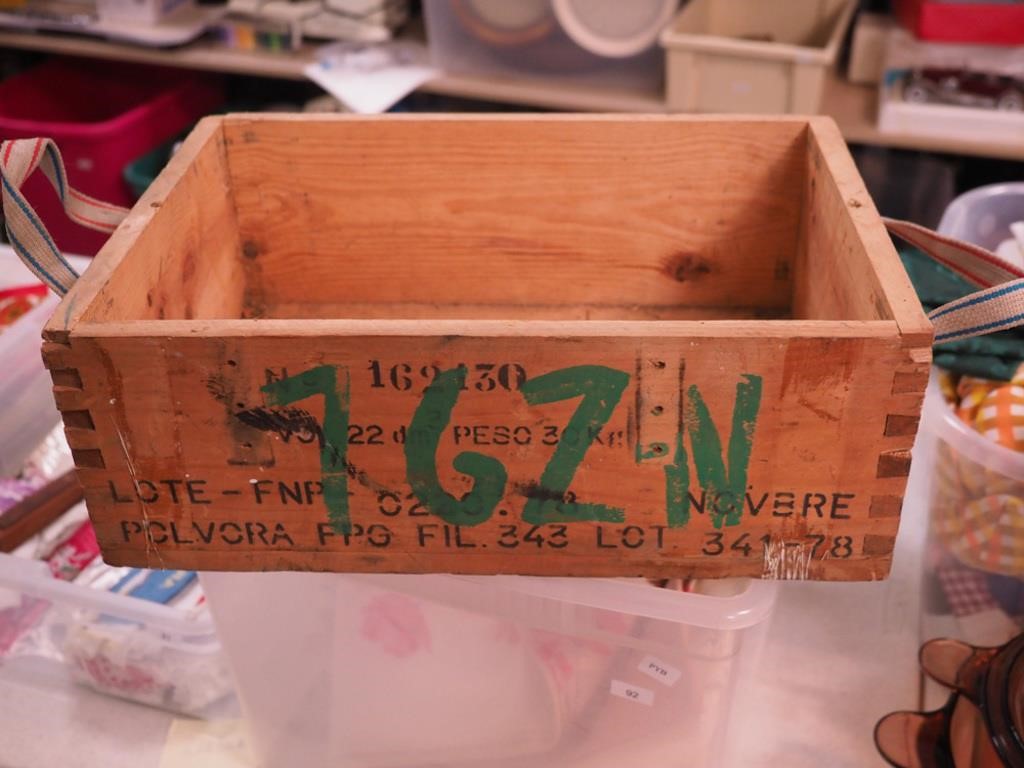 Wooden dovetailed ammo box with no lid,