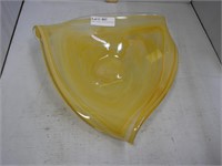 Yellow triangular center bowl
