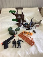 Lot of military toys and plastic toy gun