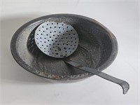 VTG SPLATTERWARE BOWL WITH DIPPER SPOON