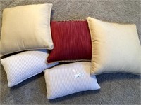 5 Coordinating decorative pillows