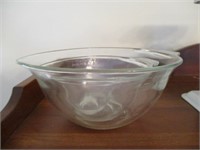 Nesting Pyrex Mixing / Measuring Bowls