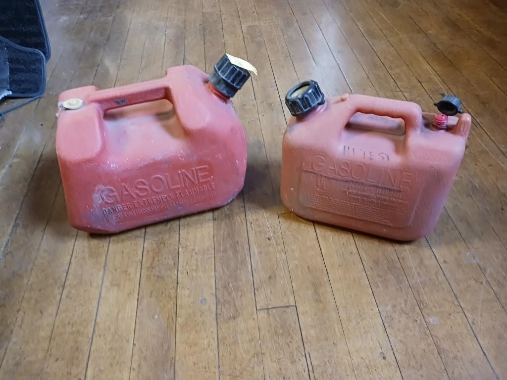 2 SMALL PLASTIC GAS CANS