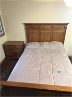 Queen bed : mattress/boxspring/frame/