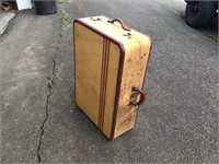 LARGE VINTAGE ANTIQUE SUITCASE  JUS NEEDS CLEANING