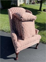 QUEEN ANNE CHAIR WITH 4 MATCHING PILLOWS