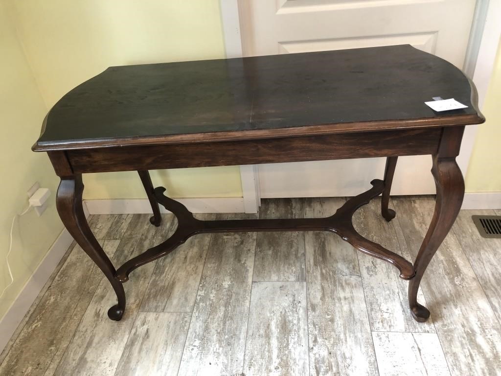 Table with French provincial legs