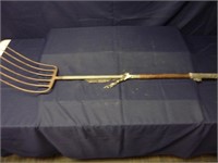 VINTAGE METAL PITCHFORK