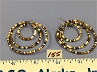 A pair of beaded earrings      (2)