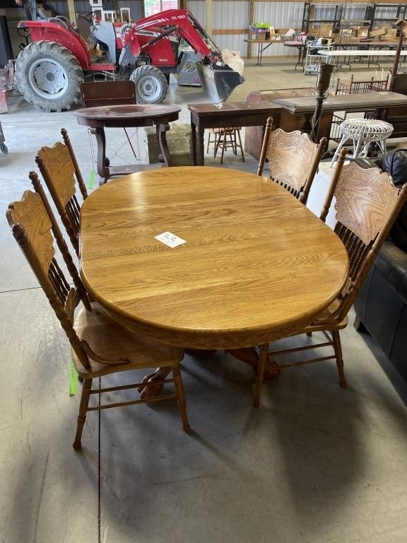 Oak clawfoot Table and 4 chairs SEE DES*