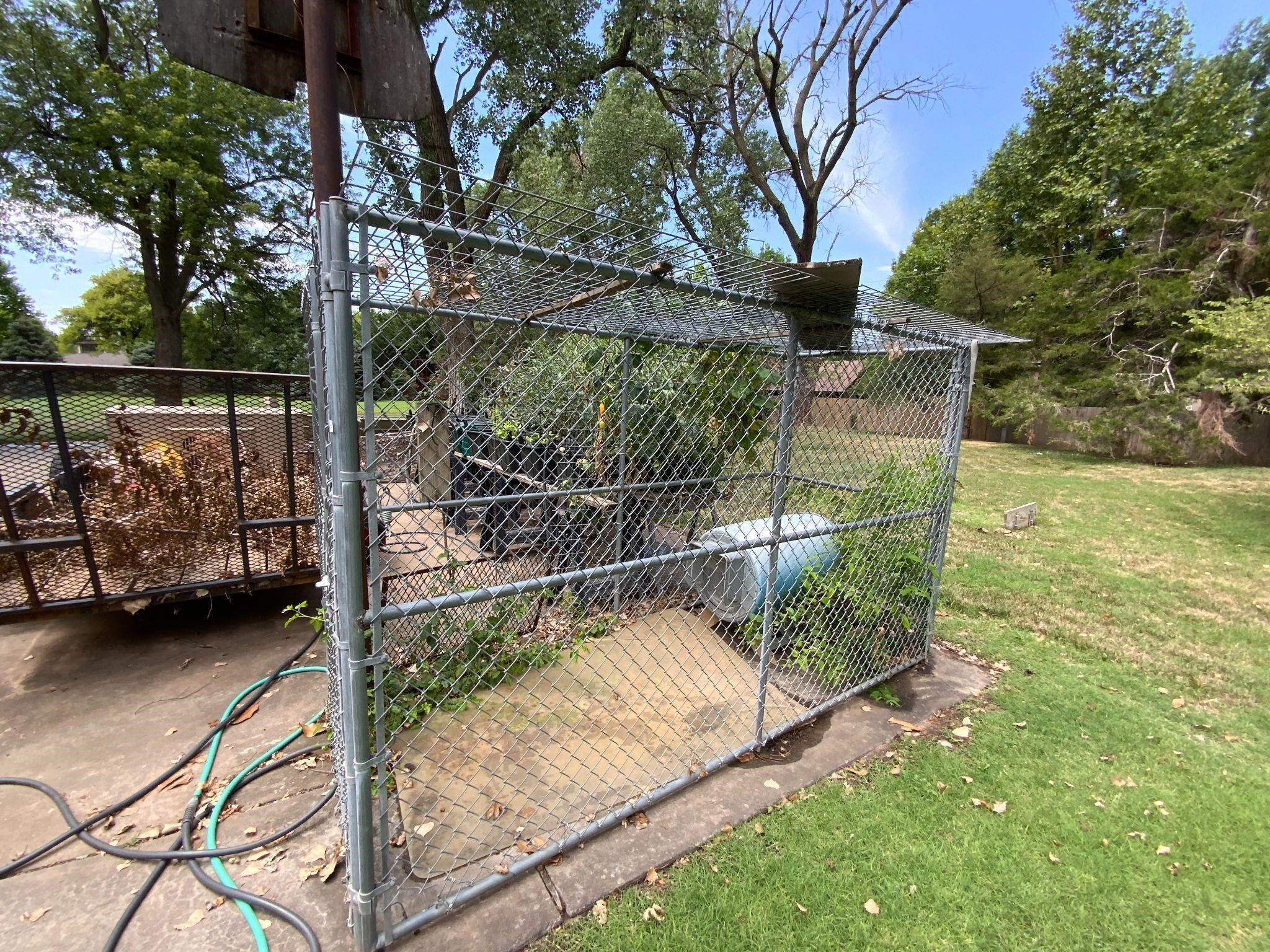 Chain-link Dog Run Pen & Doghouse Included Top