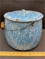Enamelware pot w/lid (8.5"H)