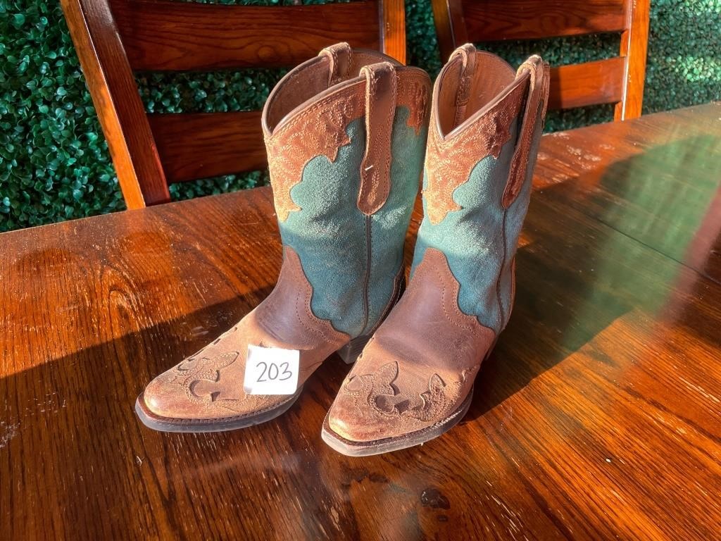 kids sz 11 Ariat boots CUTE