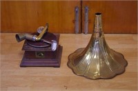 Gramophone and horn