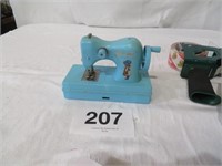 1975 HOLLY HOBBIE HAND CRANK SEWING
