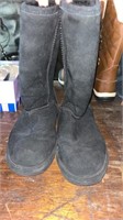 Women’s Bearpaw Lined Boots Size 8