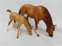 Breyer Button n Bows grazing mare & foal sorrel