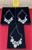 E - LOT OF 3 FASHION JEWELRY NECKLACES (CN87)