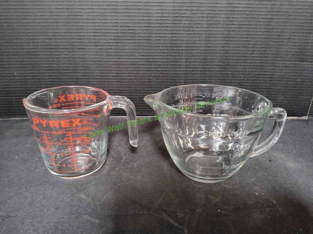 Pampered Chef 4 Cup & Pyrex 2 Cup Measuring Cups