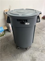 Rubbermaid Brute Trash Can on Wheels with Lid