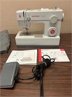 Singer Classic 44S Sewing Machine nice condition.