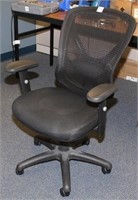 Ergonomic swivel desk chair
