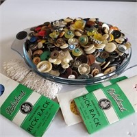 VTG LOT OF BUTTONS & ZIG ZAG RIBBONS