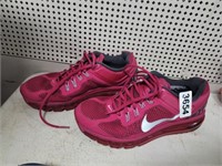 NIKE SHOES, SIZE 9.5, GENTLY USED
