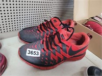 NIKE SHOES, SIZE 10.5, GENTLY USED