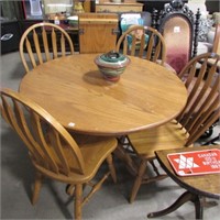 OAK PED KITCHEN TABLE W/ 4 CHAIRS & 2 LEAVES