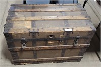 VTG/ANTIQUE WOOD AND METAL TRUNK