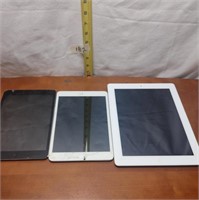LOT OF IPADS - MOST WITH CRACKED SCREENS