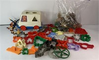 COOKIE CUTTERS & TOY PLASTIC ANIMALS