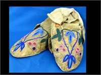 EARLY 1900'S IROQUOIS BEADED MOCCASINS